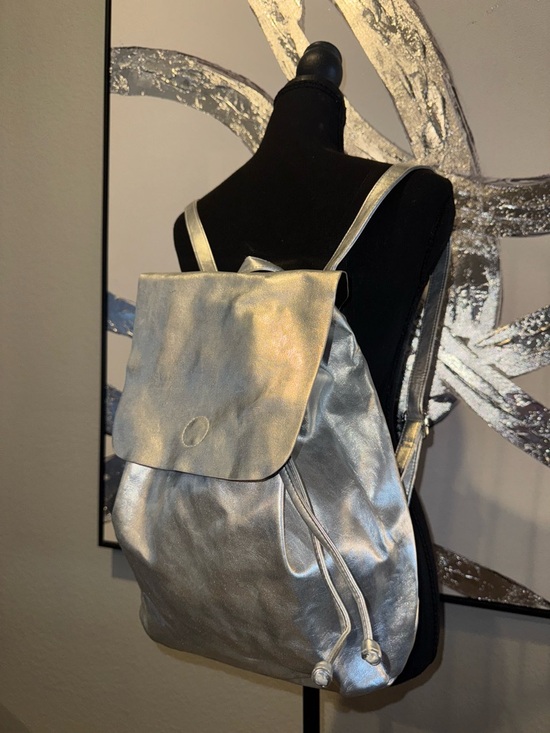 Handbags - Metallic Silver Women’s Backpack - Sleek Everyday Bag